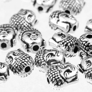 Vue macro des perles d'espacement tête de Bouddha en métal pour bijoux DIY