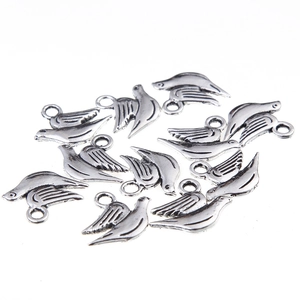 Pendentifs oiseaux en alliage argenté rétro pour bijoux DIY avec détails de plumes