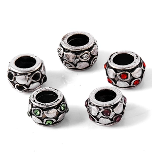 Vue macro de perles d'espacement bouddha en alliage rétro avec strass colorés pour bijoux DIY