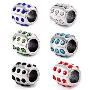 Détail de perles cylindriques en alliage avec strass colorés pour création de bijoux