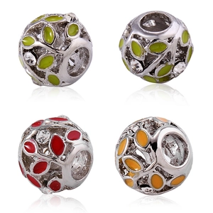 Vue détaillée de perles feuilles évidées avec émail coloré et strass scintillants