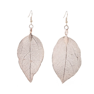 Détail de boucles d'oreilles feuilles en or rose aux motifs de veines naturelles
