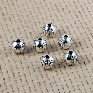 Vue macro de six perles en alliage argenté vintage avec rayures radiales pour bijoux DIY