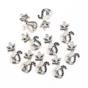 Detailansicht von zehn Vintage Silberlegierung Katzenanhängern für DIY-Schmuck