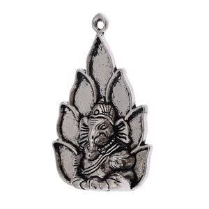 Dettaglio macro del ciondolo Ganesha in argento vintage con base a petali di loto