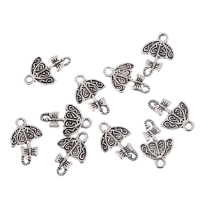 Détail de dix breloques parapluie en argent vintage avec nœuds et anneaux de suspension