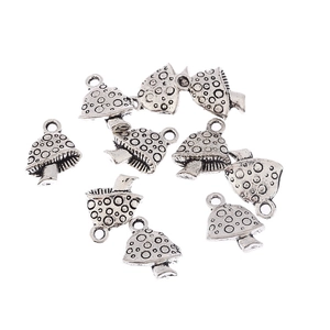 Détail de breloques champignons en argent antique avec pois pour la création de bijoux