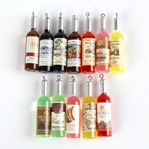 Set de 12 mini dijes de botellas de vino de resina con etiquetas y ganchos de plata