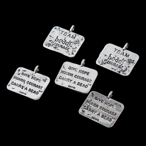 Juego de 5 colgantes rectangulares vintage de aleación TEAM beads of COURAGE plateado