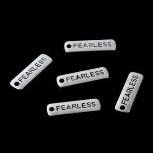 Set di cinque ciondoli rettangolari in metallo argento con incisione FEARLESS su sfondo nero