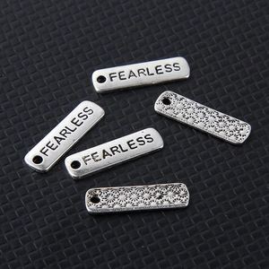 Set di 5 ciondoli Fearless in argento vintage con incisione e trama floreale a margherita