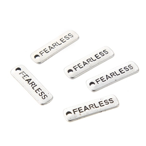 Ciondolo in Lega Rettangolare Con Incisione FEARLESS Argento Antico Accessorio per Creazione Gioielli Fai Da Te per Collana Portachiavi