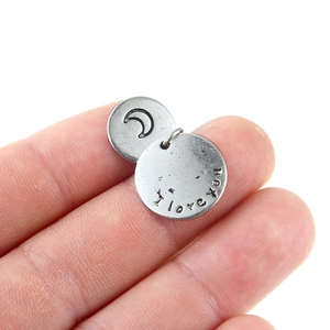 Detailansicht der silbernen Legierung Anhänger mit Mond und I Love You Gravur