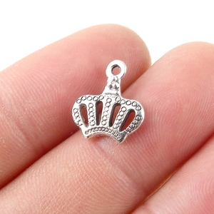 Dettaglio di un ciondolo a corona d'argento con incisione strutturata e dimensioni compatte