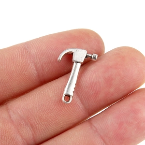 Dettaglio del ciondolo a forma di mini martello in argento vintage per gioielli fai da te