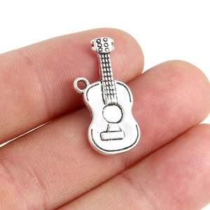 Gros plan détaillé des breloques guitare en alliage argent antique pour bijoux DIY