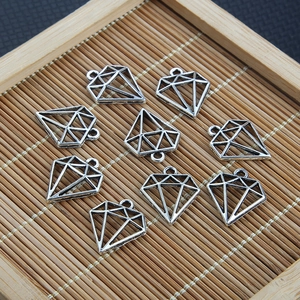 Lot de neuf pendentifs évidés en forme de diamant argenté pour création de bijoux