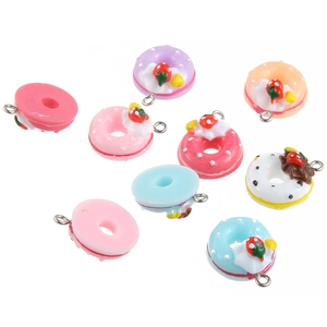 Kleurrijke hars donut hangers met aardbei decor en zilveren ringen voor DIY knutselset