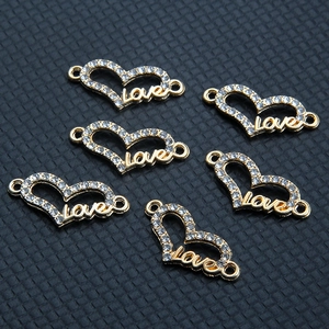 Détail de breloques Love en forme de cœur doré avec strass et double connecteur