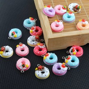 Macro-opname van kleurrijke hars aardbei donut bedeltjes voor DIY sieraden en tassen