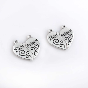 Lot de deux pendentifs Best Friends en forme de cœur argenté sur fond blanc