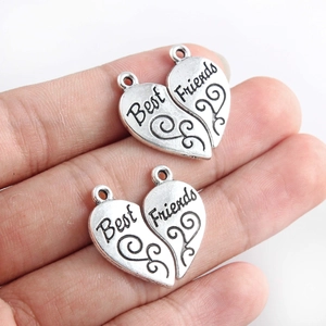 Pendentif coeur en deux parties argentées avec gravure Best Friends et volutes rétro