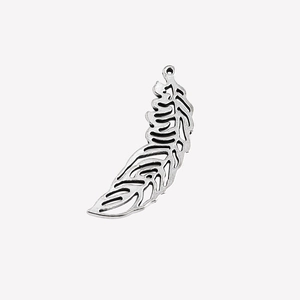 Vue détaillée d'un pendentif en forme de plume avec une finition en argent vieilli