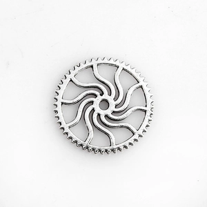 Vue détaillée du pendentif engrenage industriel argenté pour la création de bijoux DIY
