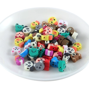 Vue macro de perles d'animaux colorées en pâte polymère pour la création de bijoux DIY