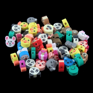 Vue macro de perles d'animaux colorées en pâte polymère pour la création de bijoux DIY