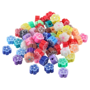 Vue détaillée de perles fleurs colorées en pâte polymère pour bijoux DIY et artisanat