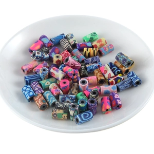 Perles colorées en argile polymère pour la création de bijoux DIY dans un bol en céramique