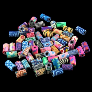 Détail macro de perles en pâte polymère colorées avec motifs floraux pour bijoux DIY