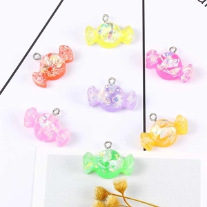 Nahaufnahme der glitzernden Harz-Bonbon-Anhänger in verschiedenen Farben für DIY
