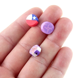 Gros plan de perles artisanales en pâte polymère pour la création de bijoux DIY