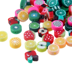 Détail macro de perles de fruits mixtes en pâte polymère pour bijoux DIY avec trous