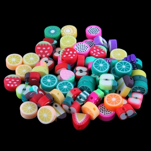 Vue détaillée de perles en pâte polymère aux motifs de fruits colorés pour bijoux artisanaux