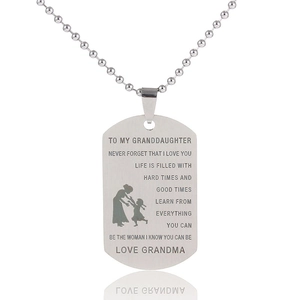 Détail du collier dog tag en acier inoxydable avec texte gravé pour petite-fille en argent