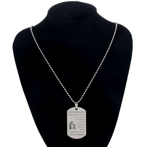 Détail du collier à plaque en acier inoxydable argenté avec message gravé au laser