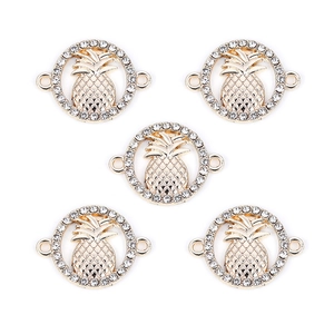 Cinq pendentifs ananas dorés avec strass blancs et double trous pour bijoux DIY