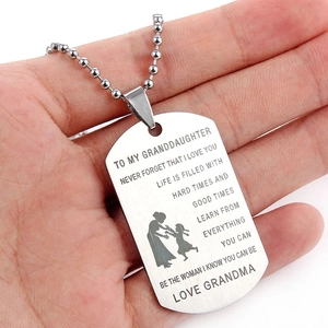 Vue rapprochée du collier militaire en acier avec gravure pour petite-fille