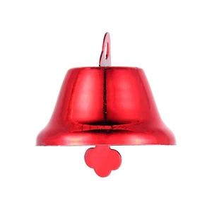 Detailopname van een glanzende rode kerstbel met metalen ophangoog en gepolijste afwerking