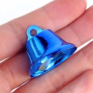 Detailopname van een kleine glanzende blauwe metalen kerstbel met handige ophanglus