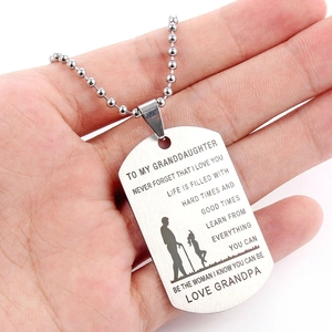 Vue détaillée du collier plaque militaire en acier brossé avec message pour petite-fille