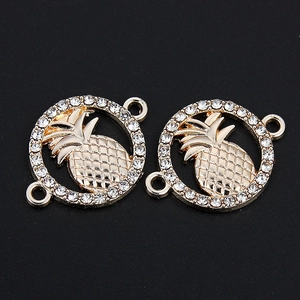 Détail macro de connecteurs d'ananas plaqués or avec des strass blancs étincelants
