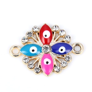 Charm couronne florale dorée avec œil porte-bonheur émaillé et strass scintillants