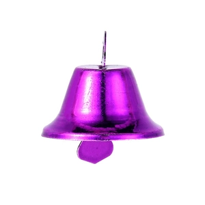 Detail van een glanzende paarse metalen kerstbel voor DIY kerstversieringen