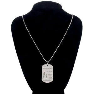 Détail du collier avec plaque militaire en acier inoxydable et gravure laser personnalisée