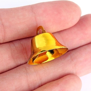 Close-up van een kleine gepolijste gouden metalen bel voor kerst-DIY en decoratieve items