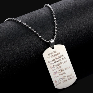 Détail de la plaque militaire gravée au laser en acier inoxydable avec chaîne à boules